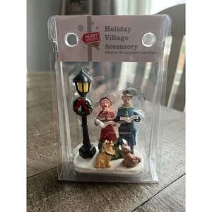 NWT MERRY MOMENTS SINGING CAROLERS LAMPOST DOGS CHRISTMAS VILLAGE ACC. FIGURINE‎